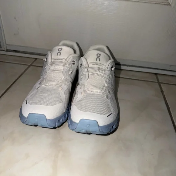 On Running Cloud Sneakers White Chambray W 9.5, M 8
